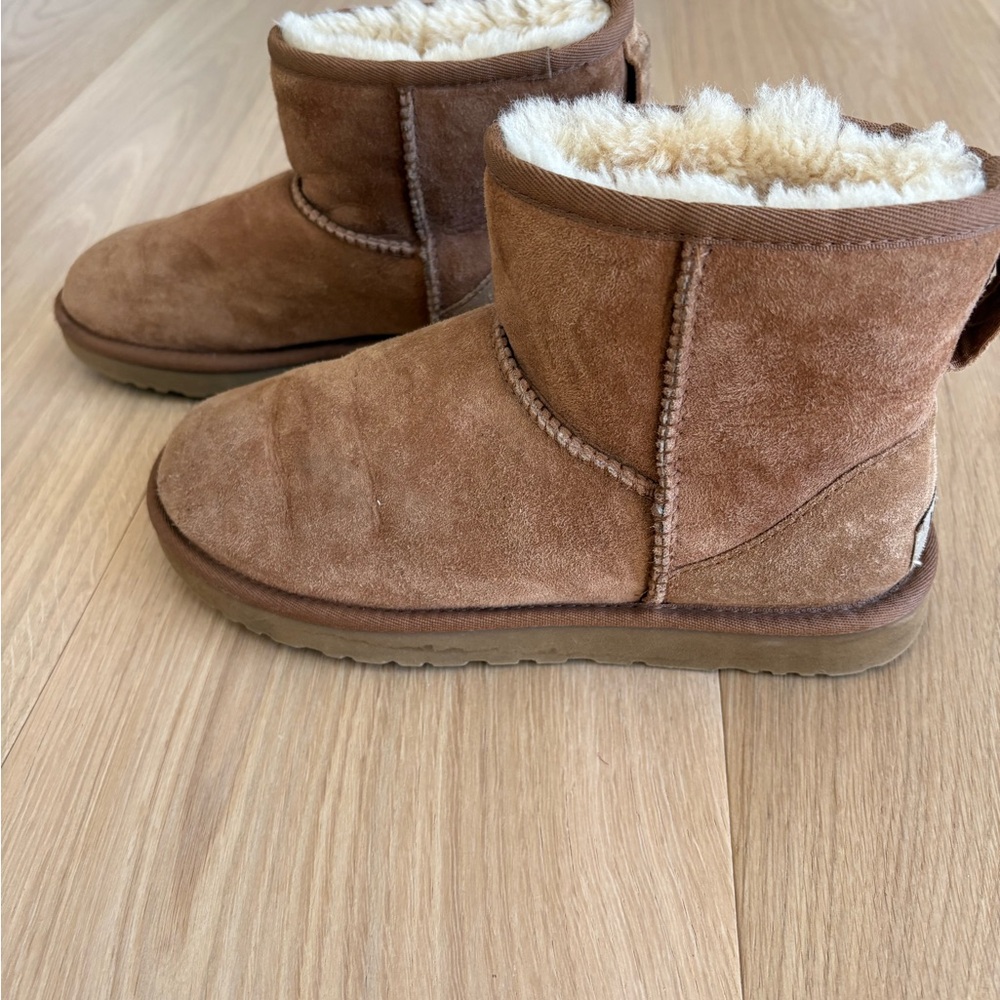Classic Chestnut Mini Uggs, size 7, EUC (minimal wear).